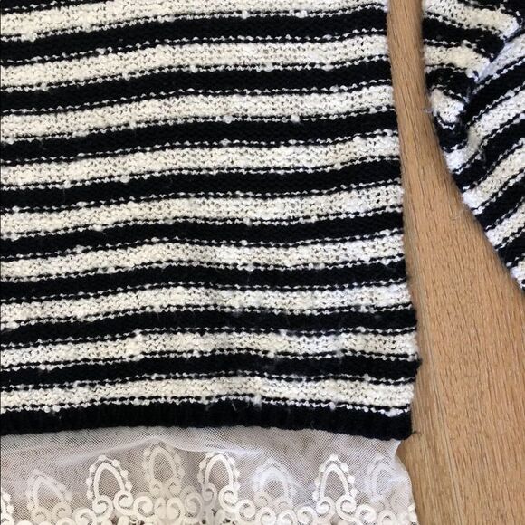 Love & Liberty Black/White a Lace Detail Hem - Picture 2 of 3